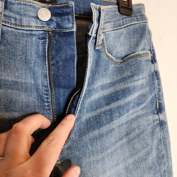 NWT Banana Republic highrise 10" denim shorts. Light to medium wash.  Size 27. - Picture 7 of 13